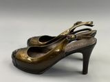 un gros plan sur une paire de chaussures marron posées sur une surface blanche