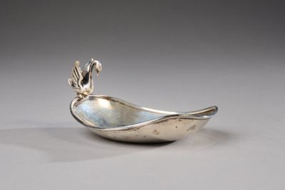 une image représentant une cuillère en argent sur laquelle figure un oiseau