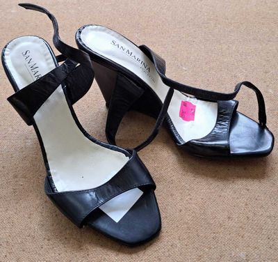 68 / Paire de chaussures à talons - SAN MARINA - Point…