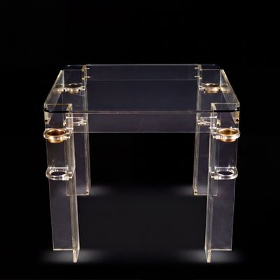 table d'appoint en acrylique transparent avec des touches dorées et des anneaux dorés