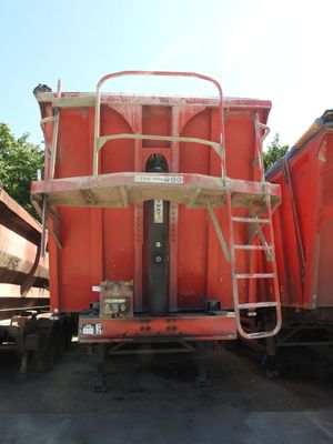 un wagon rouge immobilisé sur les rails
