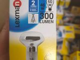 quelqu'un tient une boîte d'ampoules à la main
