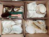 trois boîtes contenant différents types d'assiettes et de bols