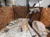une machine posée sur une table dans une pièce