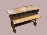 une petite table en bois surmontée de deux étagères