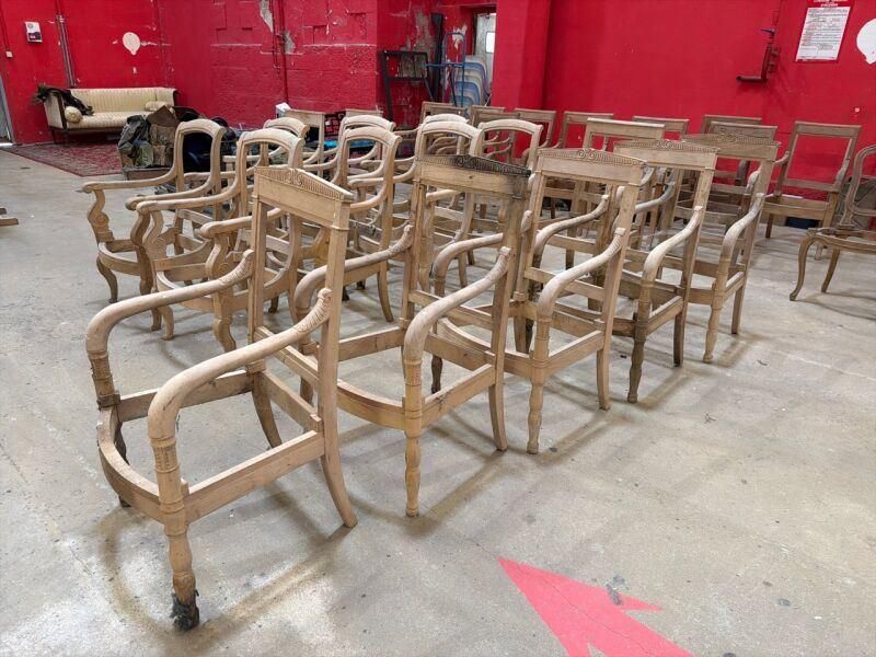 Suite de quatre bâtis de fauteuils en bois naturel, sans gar…