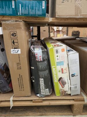 plusieurs boîtes d'appareils électroniques sur une étagère dans un magasin