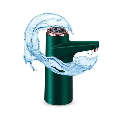 le robinet vert d'où jaillit de l'eau se détache sur un fond blanc