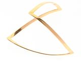 Le bracelet plaqué or a la forme d'un triangle aux lignes courbes.
