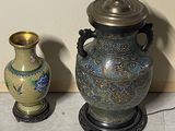 deux vases posés l'un à côté de l'autre sur le sol
