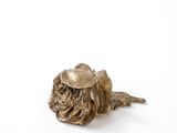 une figurine en bronze représentant un escargot sur fond blanc
