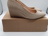 la boîte à chaussures est vide, avec une paire de chaussures posée dessus