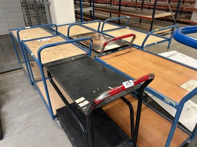 de nombreuses tables entreposées dans un entrepôt