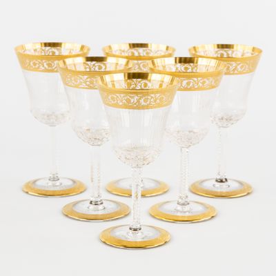 six verres à vin à bord doré empilés les uns sur les autres