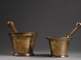 paire de mortier et pilon anciens en laiton sur fond gris