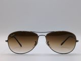 Lunettes de soleil Ray-Ban Aviator à verres marron sur fond blanc