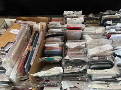 un grand nombre d'objets posés sur une table