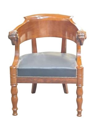 une chaise en bois sur laquelle est posé un coussin bleu