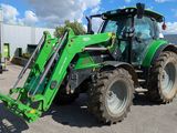 un tracteur vert garé sur le parking
