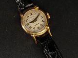 gros plan d'une montre sur une surface noire