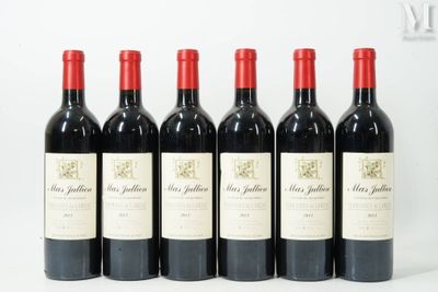 six bouteilles de vin rouge sont alignées sur une surface blanche