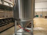 une grande cuve métallique installée au milieu d'une usine