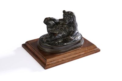 statue d'un chien posée sur un socle en bois, sur fond blanc
