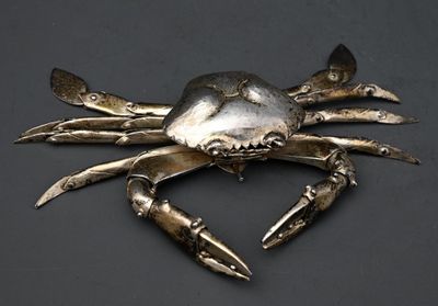 un crabe en métal posé sur une table