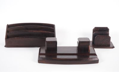 un ensemble de trois accessoires de bureau en bois sur fond blanc