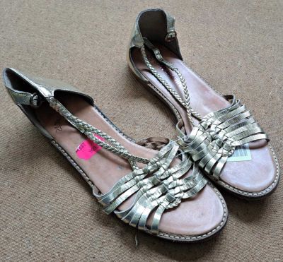 72 / Paire de chaussures - SAN MARINA - Pointure 39 //…