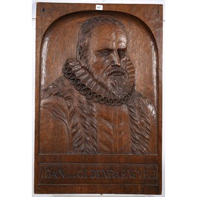 plaque en bois sculpté représentant un homme barbu portant une chaîne autour du cou