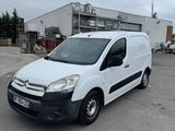 la camionnette blanche est garée dans le parking