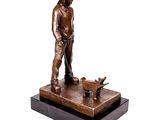 statue en bronze représentant un homme avec un chien et un tuyau d'arrosage