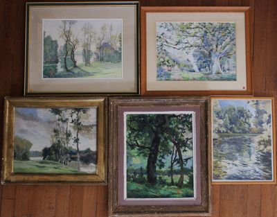 quatre tableaux accrochés au mur d'une pièce lambrissée