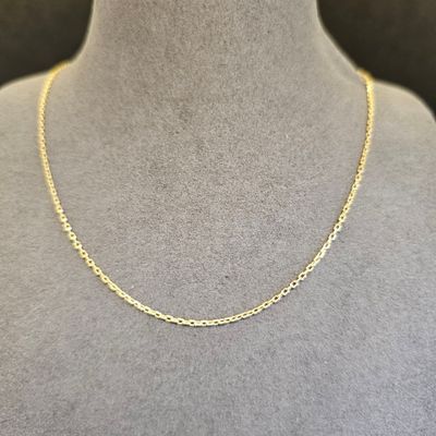 un collier à chaîne en or sur un mannequin mannequin mannequin mannequin mannequin mannequin mannequin mannequin mannequin mannequin