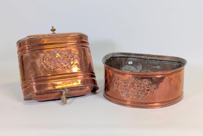 deux casseroles en cuivre posées l'une à côté de l'autre sur une table