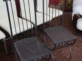 plusieurs chaises et une table dans une pièce dont l'un des murs est rouge