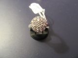 une bague ornée d'une fleur, posée sur une table