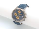 gros plan d'une montre-bracelet sur une surface blanche