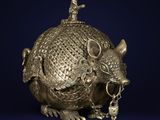 une image représentant une sculpture en bronze d'une souris et d'une souris