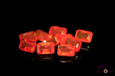 beaucoup de cubes en plastique rouges posés sur une surface noire