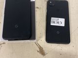 deux iPhones noirs posés l'un à côté de l'autre sur une table