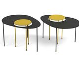deux tables noires et jaunes, avec un plateau jaune sur une base blanche