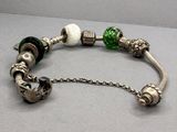 un bracelet en argent orné d'une perle verte et blanche