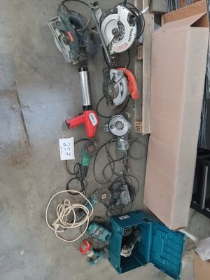 une pile d'outils posés sur le sol
