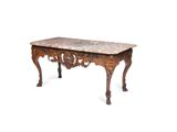 une vieille table avec un plateau en marbre sur fond blanc