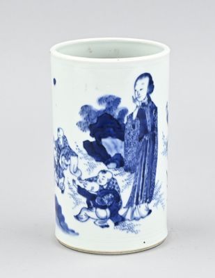 une image représentant une tasse bleue et blanche sur laquelle figurent un homme et une femme