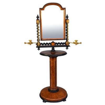 une image représentant un support de miroir en bois surmonté d'un miroir