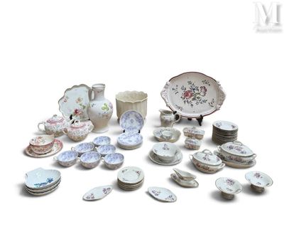 de nombreux types de plats et de bols en porcelaine sur la table