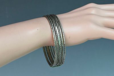 la main d'une femme portant un bracelet